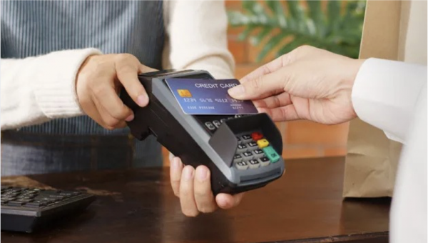 Adiós al ‘cash’: Ley de Economía Digital propone reducir las cuotas por pago con tarjetas